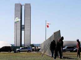 Muro de lata na Esplanada dos Ministérios em Brasília - abril de 2016