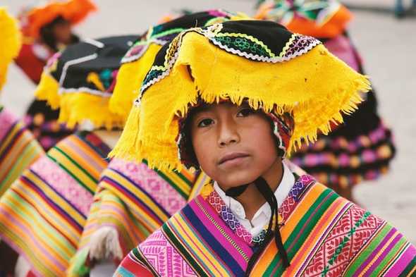 Foto de criança em trajes típicos em Cusco, Peru