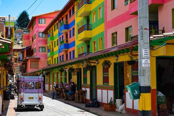 Rua com prédios coloridos na Colômbia