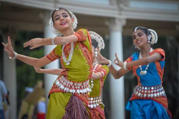Meninas dançando em costumes indianos