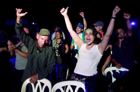 Guerrilleros de las FARC celebran con la música de Alerta Kamarada (Reuters)
