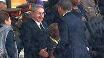Raúl Castro e Barack Obama cumprimentam-se em encontro no Panamá, em 2013