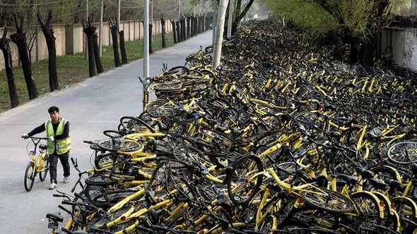 Las bicicletas comenzaron siendo una solución para la movilidad de millones de chinos. Hoy, también, son un estorbo