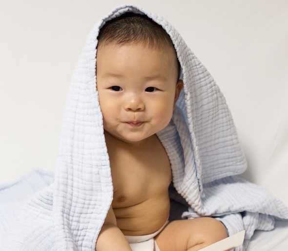 Bebê envolto em toalha