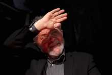 Ex-Presidente da República, Lula da Silva, protegendo-se do sol e dos holofotes.