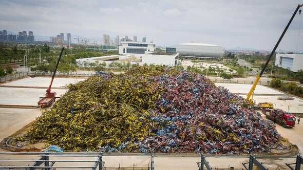 Toneladas de hierros retorcidos en la ciudad de Xiamen (Chen Zixiang/The Guardian)