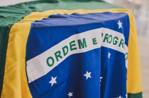 Bandeira do Brasil estendida sobre mesa