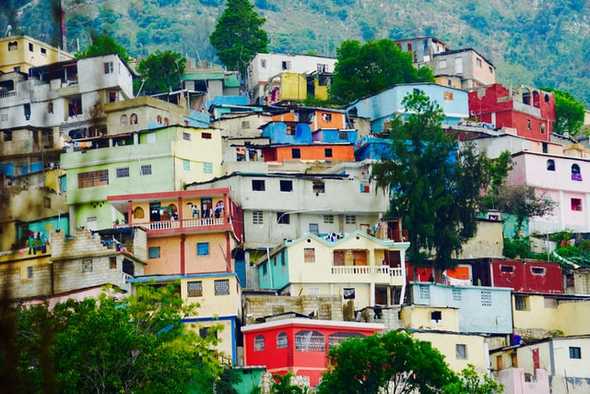 Casas construídas nas montanhas aos arredores de Port-au-Prince, Haiti